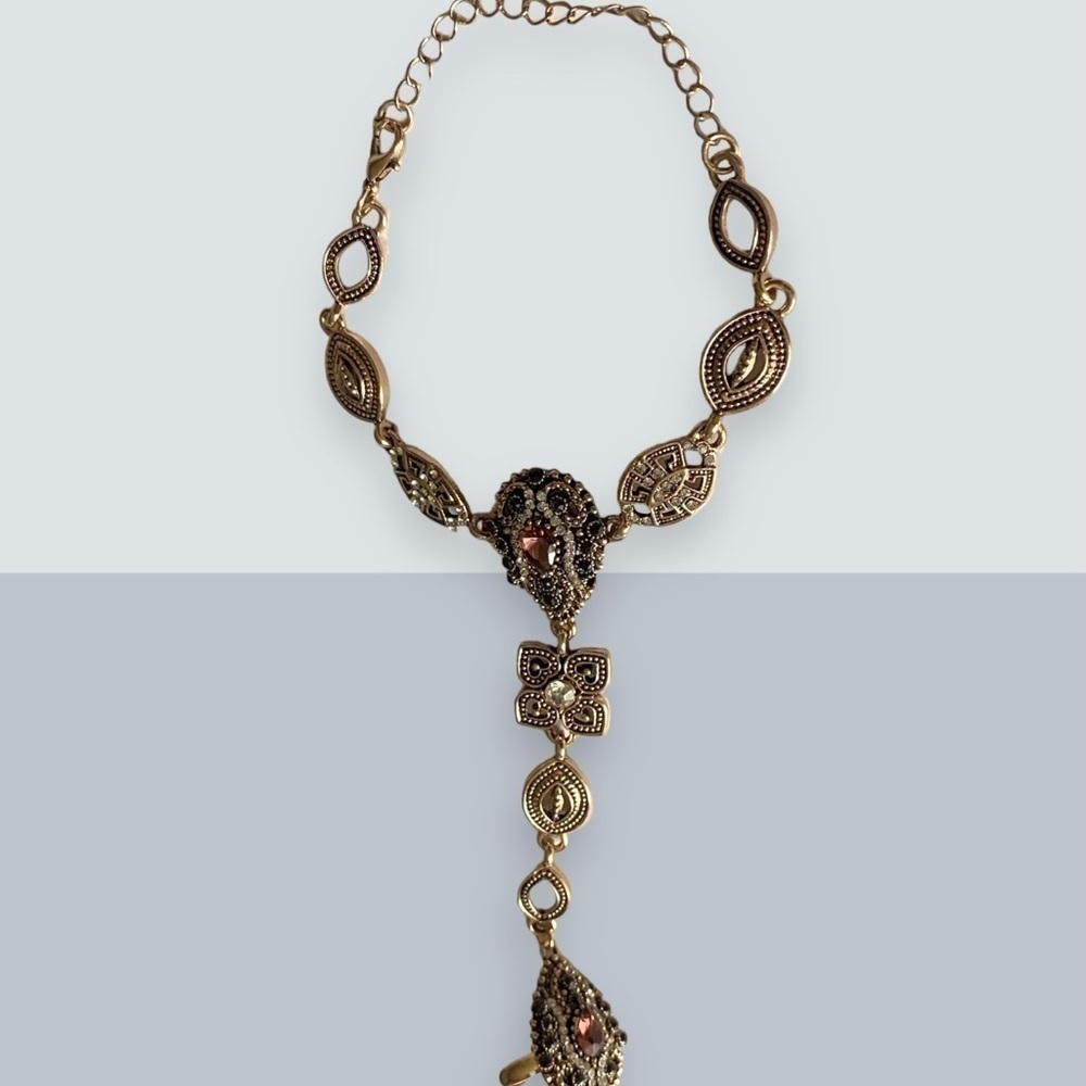 NWOT-HAND JEWELRY-VINTAGE GOLD TONE - Picture 3 of 5